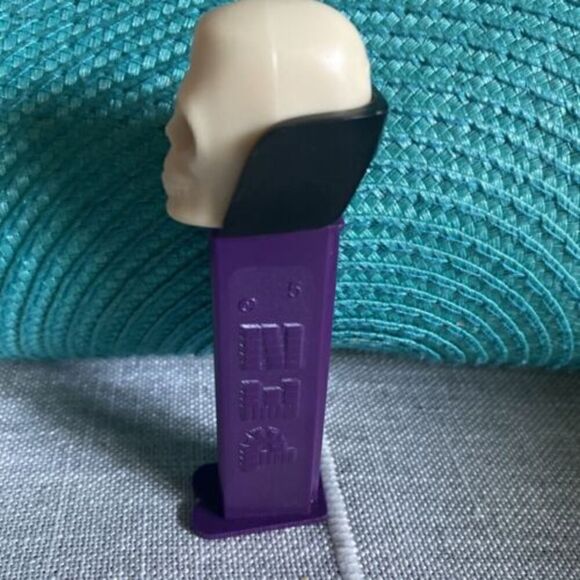 VINTAGE 1971 PEZ SKELETON SKULL W/ PURPLE CAPE/FEET HALLOWEEN RARE Slovenia - Picture 2 of 7